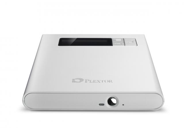 Der neue Plextor PlexEasy kann Daten von Geräten wie Smartphones oder Digitalkameras ohne PC sichern, aber auch als externer DVD-Brenner an den Rechner angeschlossen werden. (1)
