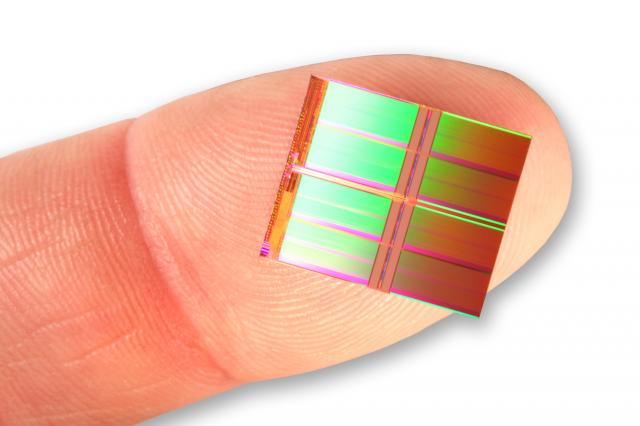 Ein Terabyte kleiner als eine Fingerkuppe - Der 20-nm-Prozess macht es möglich. 