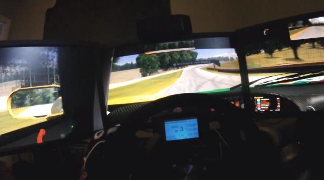 iRacing: Fünf Monitore, Lenkrad und Rennhandschuhe sorgen für ultimativen Realismus (4)