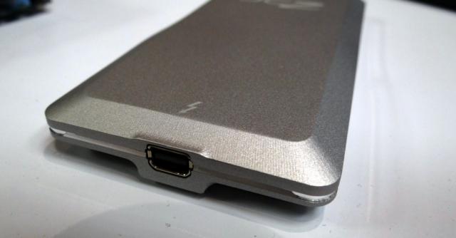 CES 2012: OZC zeigt die externe Lightfoot-SSD mit Thunderbolt-Anschluss