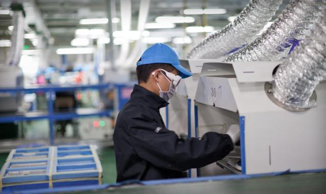 Laut Apple-Webseite müssen Auftragsfertiger wie Foxconn Ihren Mitarbeitern Schutzkleidung bieten. Im Bild: Die Fabrik in Chengdu (China), in der es vergangenes Jahr zu einem schweren Unfall kam.