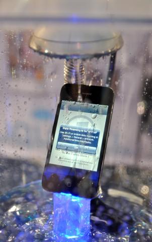 CES 2012: Nanobeschichtung macht Smartphones wasserfest