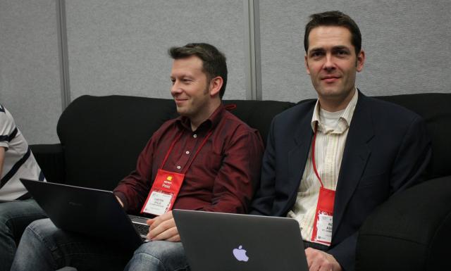 Austinats Kuriositätenkabinett auf der CES (im Bild: ebenfalls zwei Kuriositäten, und zwar die Chief Operations Officer PCGH von der CES - links Carsten Spille, rechts Roland Austinat)