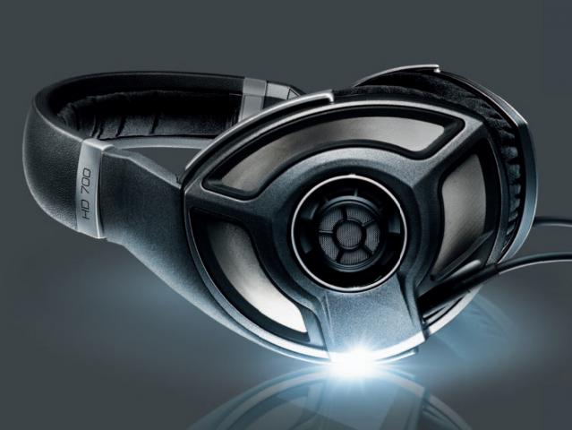 Sennheiser hat mit dem HD 700 einen neuen High-End-Kopfhörer aus hochwertigen Materialien vorgestellt. (3)