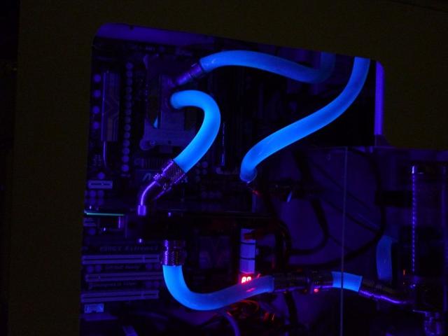 Wakü-Casemod: Blaues Leuchten aus dem Cooler Master CM 690 II (216)
