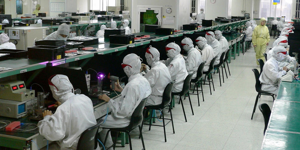 Arbeiter fliehen wegen eines Lockdowns aus einem der größten Foxconn-Werke in China. Die Produktion von Apples iPhones könnte dort beeinträchtigt werden.