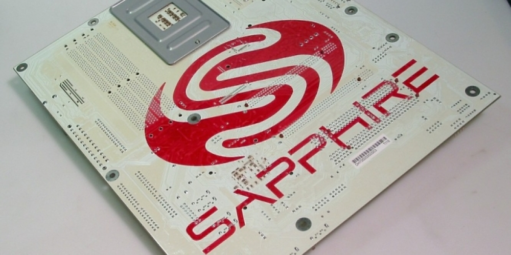 Update vom 08.12.2019: Mainboard von PCGH_Stephan (PCGH-Bildarchiv) - Dieses Mal gibt es zwei Sockel-939-Platinen von Sapphire zu sehen. Der Hersteller wagte 2005 den Einstieg in das Mainboard-Geschäft und debütierte mit Mainboards mit Ati-Radeon-Xpress-200-Chipsätzen. Zuerst erschien das Pure Innovation PI-A9RX480, wenige Monate später das Pure Crossfire PC-A9RD480 mit Crossfire-Kompatibilität. Beiden gemein war die außergewöhnliche weiß-rote Farbgebung inklusive großem Sapphire-Logo auf der Rückseite.