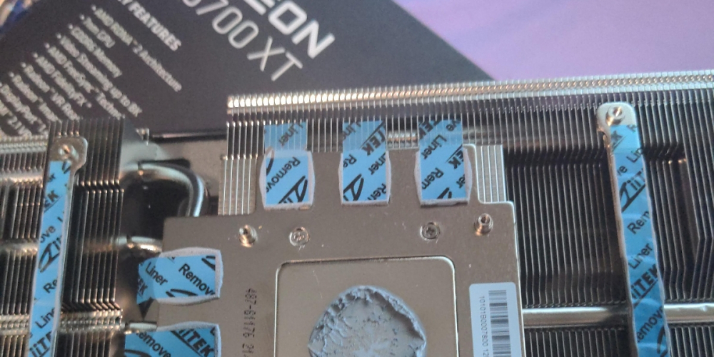 Radeon RX 6700 XT: User wundert sich über blaue Streifen, die aus seinem Kühler gucken