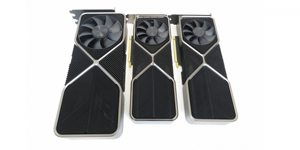 Nvidia Geforce RTX 3090 FE neben RTX 3080 Ti FE und RTX 3080 FE