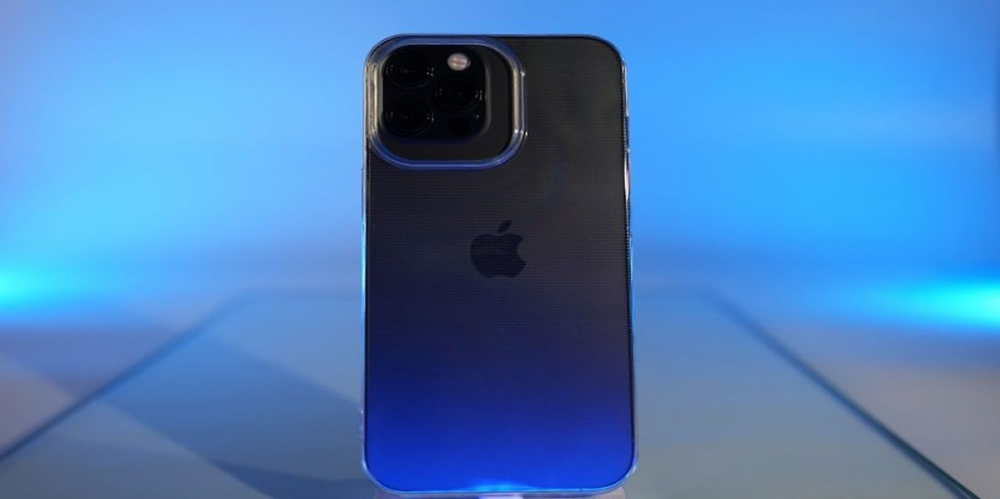 Ein iPhone 12 in der iPhone 13-Hülle.
