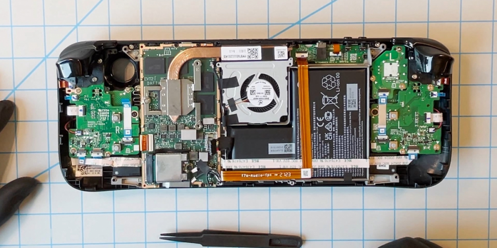 Ein Entwickler von Valve schraubt in einem Video das Steam Deck auf und zeigt, wie man den Thumbstick und die SSD austauscht.