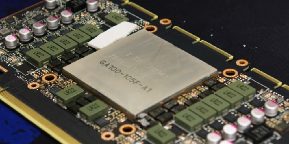 Nvidia CMP 170HX: Das PCB mit dem monströsen Heatspreader