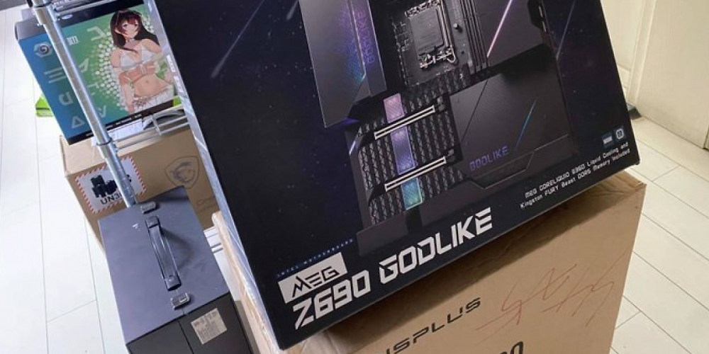 MSI MEG Z690 Godlike fotografiert: Knapp 100 Quadratzentimeter Premiumanspruch (1)