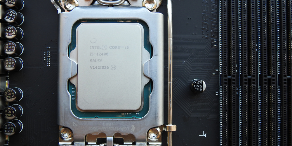 Ein Übertakter klärt in einem Video darüber auf, wie man bei einer CPU von Intel erkennen kann, ob AVX-512-Unterstützung vorhanden ist oder nicht.