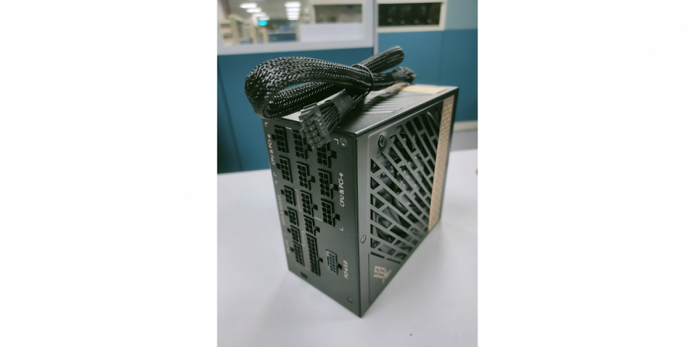 Es sind Fotos zu MSIs neuen Netzteilen der MEG- und MPG-Serien aufgetaucht, die über einen 12+4-Pin-Anschluss verfügen und PCI-Express-5.0-kompatibel sind. (5)