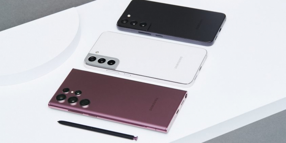 Galaxy S24 Ultra: Inoffizielles Rendering zeigt Smartphone neben iPhone 15