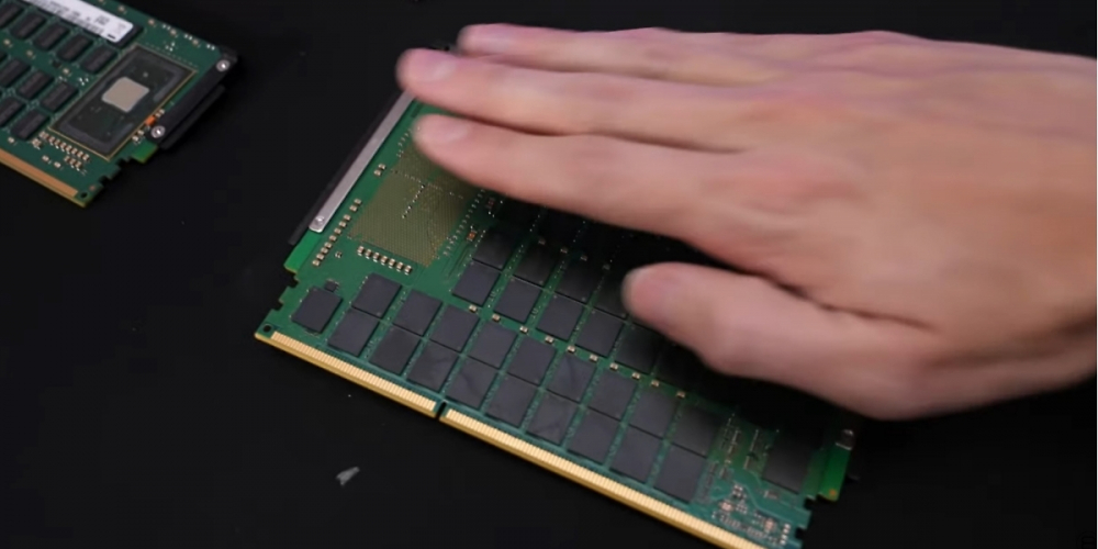 152 DRAM-Chips: Der8auer zeigt das größte RAM-Modul