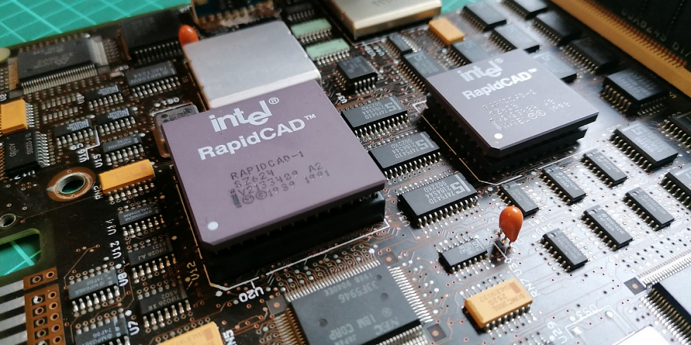Update vom 16.04.2022: CPU von das_bohnvirus - Dieses Mal zeigt z. B. das_bohnvirus einen Intel RapidCAD-1. Dabei handelt es sich um einen 486DX mit speziellem Package, der zusammen mit einem zweiten Chip, dem RapidCAD-2 als Aufrüstset angeboten wurde. Beim Intel 80386 übernahm die Fließkommaberechnungen noch der Extra-Chip 80387, der 486DX beinhaltete aber bereits eine Fließkommaeinheit. Daher ist der RapidCAD-2 lediglich ein Dummy, welcher aus Kompatibilitätsgründen (zur Erzeugung des FERR-Signals) in den ursprünglich für den Koprozessor für Fließkommaberechnungen vorgesehenen Sockel eingesetzt werden musste.