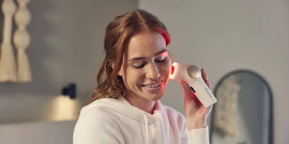 Thera Face Pro Massagegerät zur Lichttherapie gegen Falten.