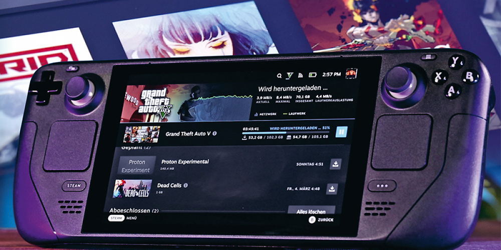 Ein Steam Deck, auf dem der laufende Download von Grand Theft Auto 5 zu sehen ist.