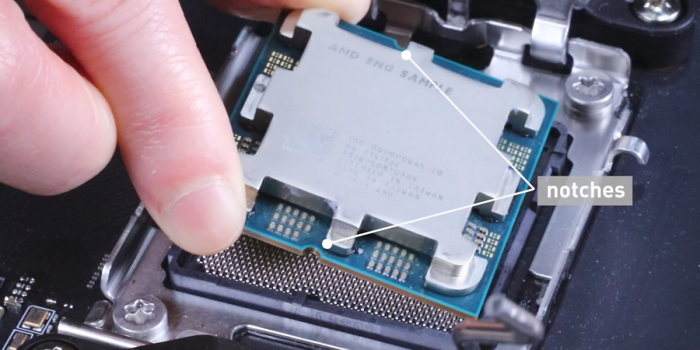 In einem neuen Video von MSI wird gezeigt, wie ein Engineering Sample einer Ryzen-7000-CPU im AM5-Sockel eines Mainboards installiert wird.