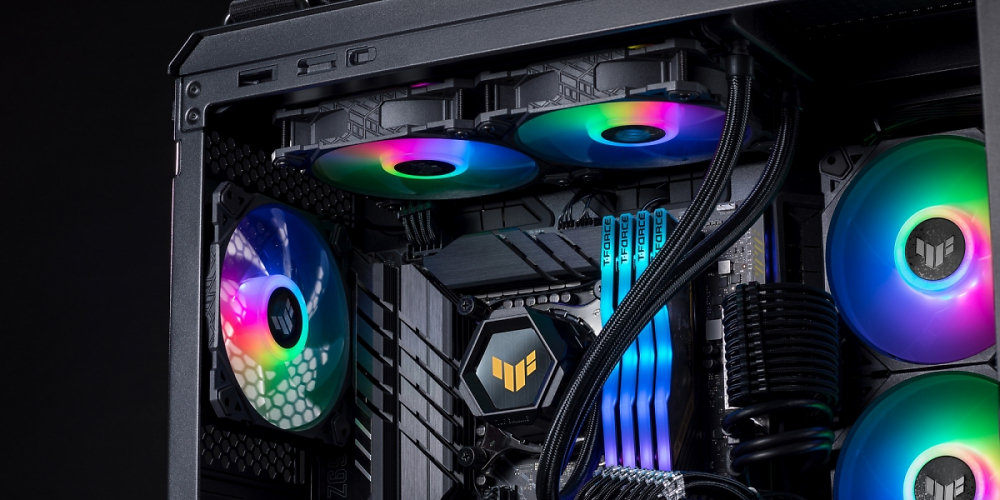 Ein PC-Gehäuse, in das man hineinsehen kann. Auffällig sind die in Regenbogenfarben leuchtenden PC-Lüfter.