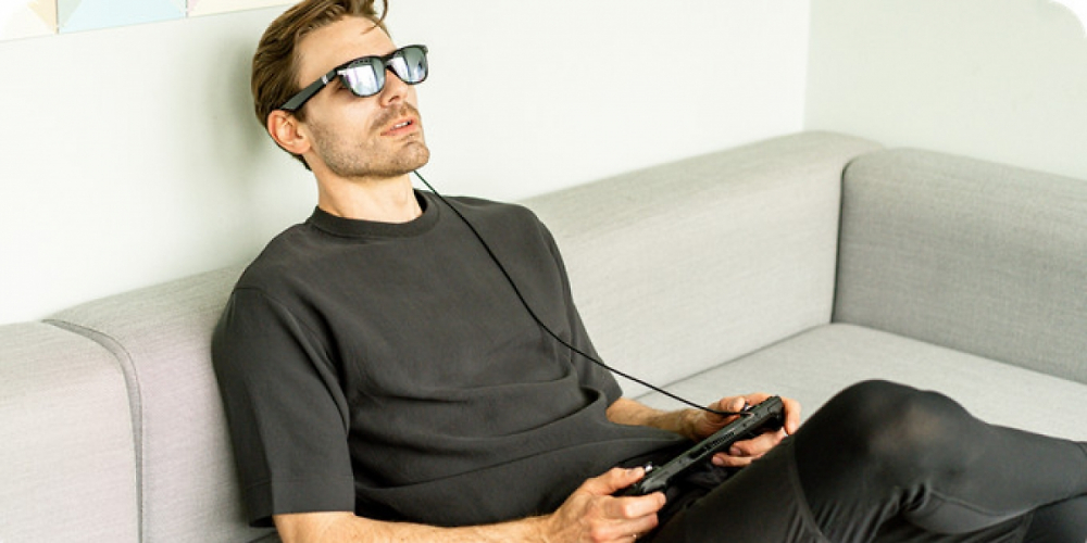 Virture One Mixed-Reality-Brille mit USB-C Kabel zum Steam Deck.