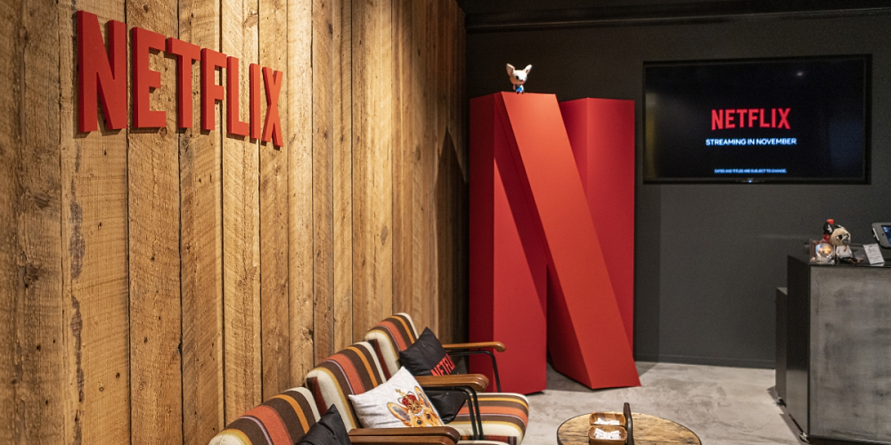 Das charakteristische N des Netflix-Logos übergroß nachgebaut.