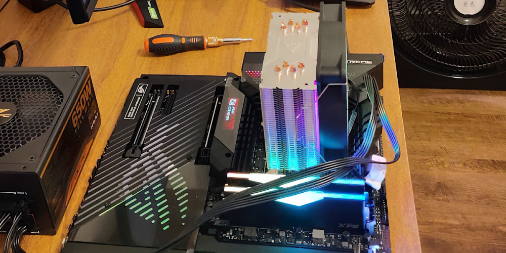 Ein Overclocker hat das erste Bild eines Asus ROG Maximus Z790 Extreme gezeigt, auf dem ein Core i9-13900K auf maximal 6,5 GHz betrieben worden sein soll. (3)