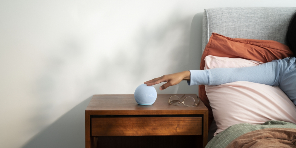 Amazon Echo Dot (5. Generation) gibt es wahlweise mit Uhr-Anzeige oder ohne.