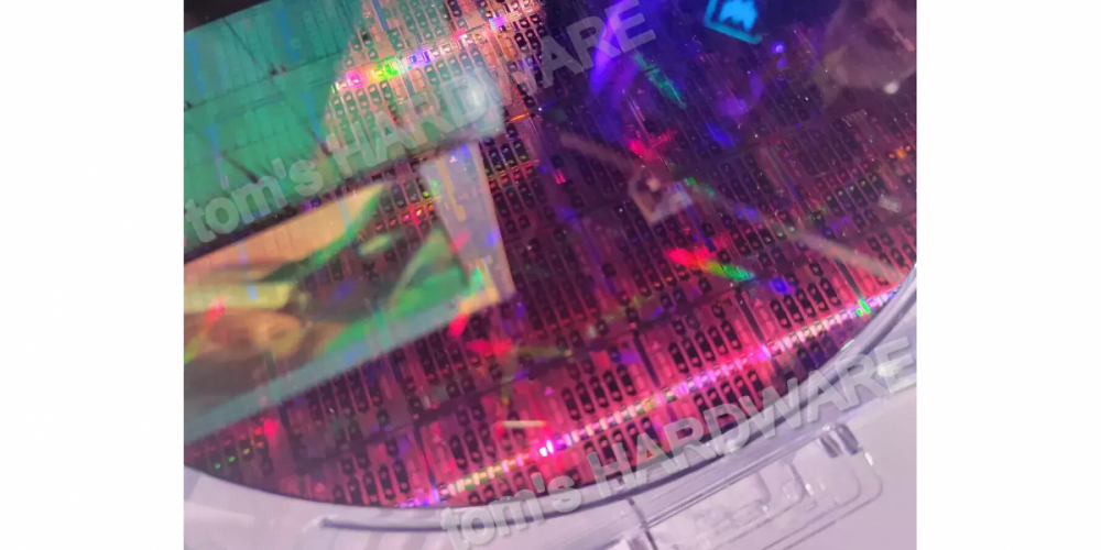 Bei der Intel-Innovation-Veranstaltung hat Tom’s Hardware einen Wafer mit Raptor-Lake-CPUs entdeckt, die über 34 P-Kerne verfügen sollen. (3)
