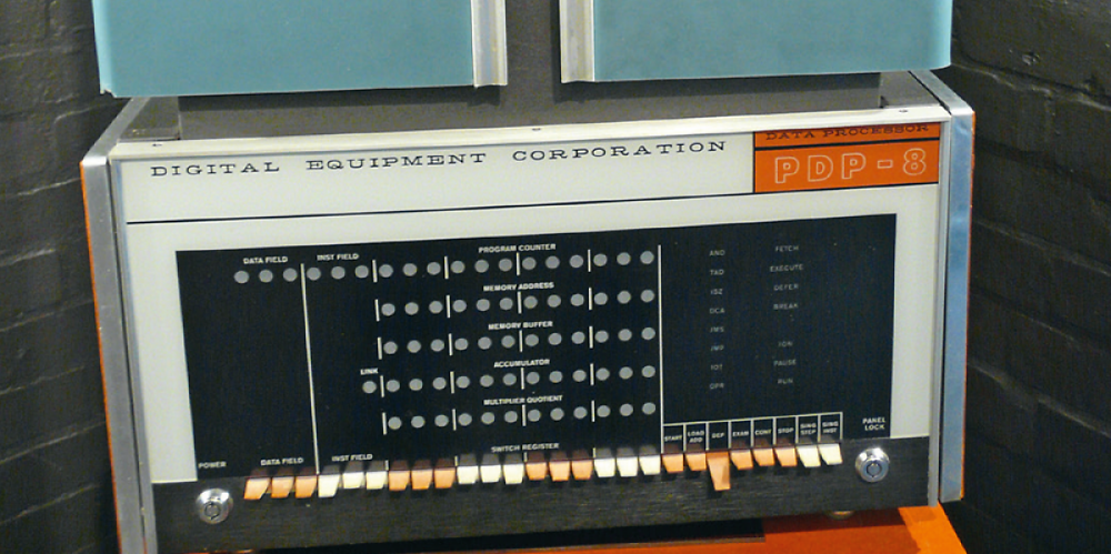 LGP-30: Deutscher Reddit-User findet Uralt-Computer von 1956 im Keller (hier im Bild ein DECs PDP-8 von 1965)