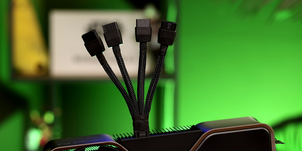 RTX 4080 Super: Karte mit fehlerhaftem 12VHPWR-Adapter aufgetaucht