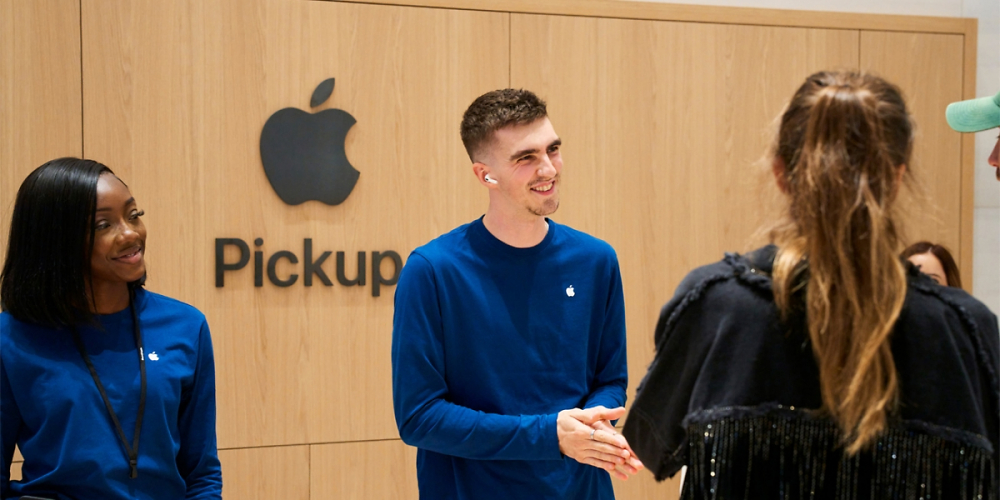 Apple Store Mitarbeiter mit Airpods Pro 2.