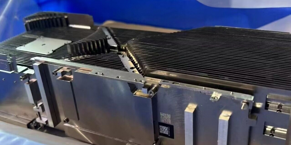 Geforce RTX 4000: Weitere Bilder zum Monsterkühler von Nvidias angeblicher "Titan Ada"