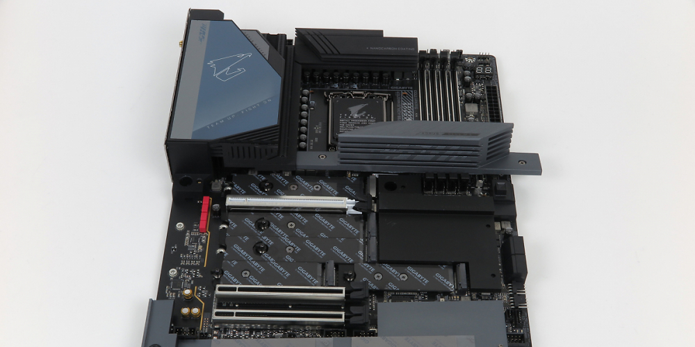 Mit den Z790-Mainboards geht der Trend dieses Jahr zu drei USB-3.2-Anschlüssen (Front Panel + 2× Rückseite) und mehr Typ-C allgemein. Technisch möglich gewesen wäre das aber auch schon 2021 mit dem Z690 - nicht aber mit dem Dual-3.2 X670E. (2)
