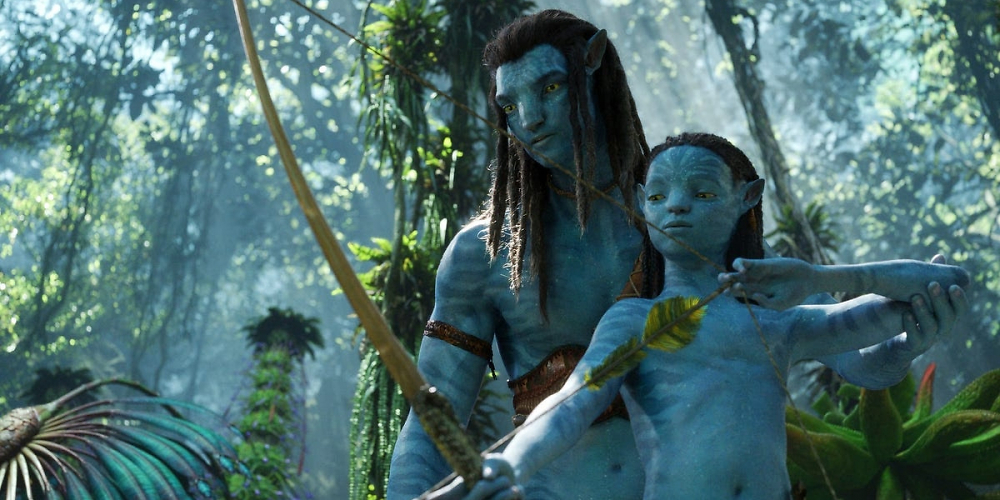 Jake Sully (Sam Worthington) und eines seiner Kinder in Avatar: The Way of Water.