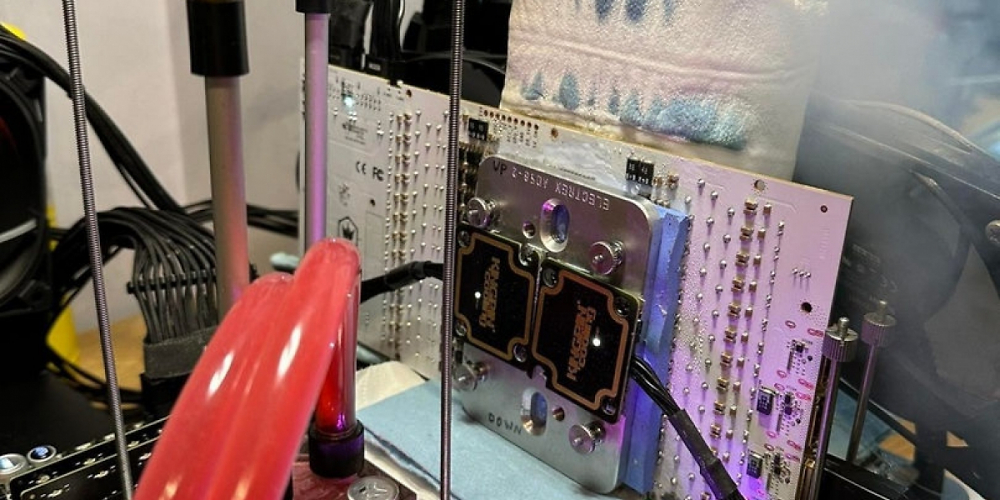 Geforce RTX 4090: Die schnellste Grafikkarte kommt von Galax - mit LN2 bei bis zu 3,7 GHz (1)