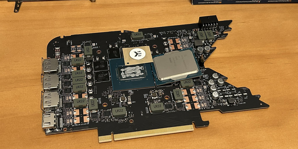 Ein Twitter-Nutzer hat Fotos der Platine von Nvidias Geforce RTX 4080 Founders Edition inklusive der AD103-GPU zur Verfügung gestellt.