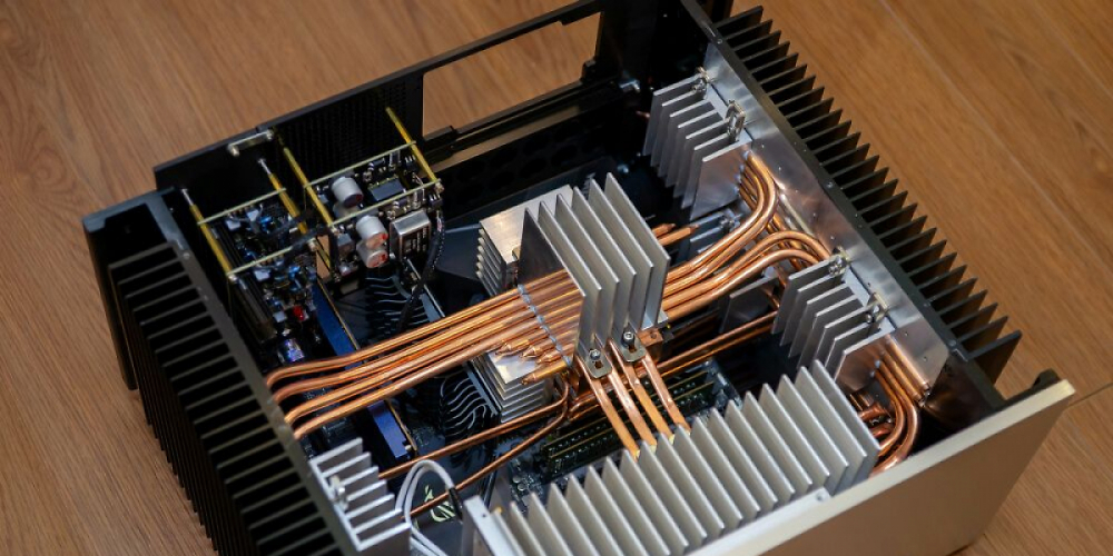 Ein Bastler aus China hat ein "superpassives Kühlgehäuse" mit zig Kühlkörpern und Heatpipes zusammengestellt und damit einen i9-9900KS unter 86 °C gehalten. (6)