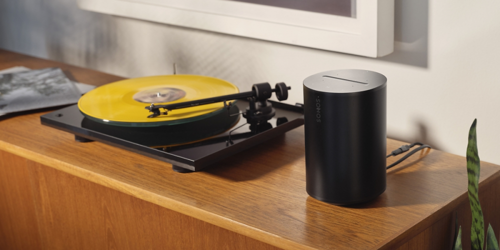Sonos Era 100 und Era 300 können mit Line-In-Adapter an Schallplattenspieler und Co angeschlossen werden