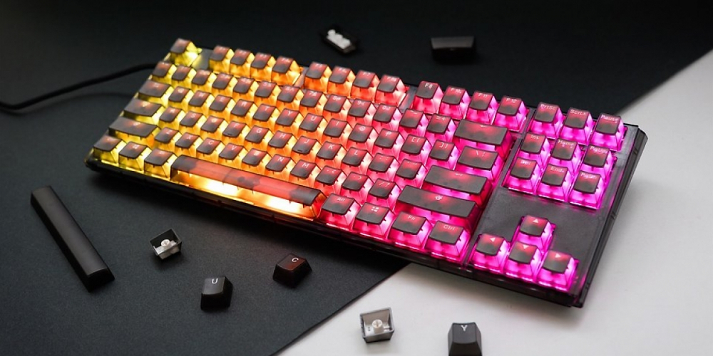 Ducky One III Aura: Gaming-Tastatur mit transparentem Gehäuse (1)