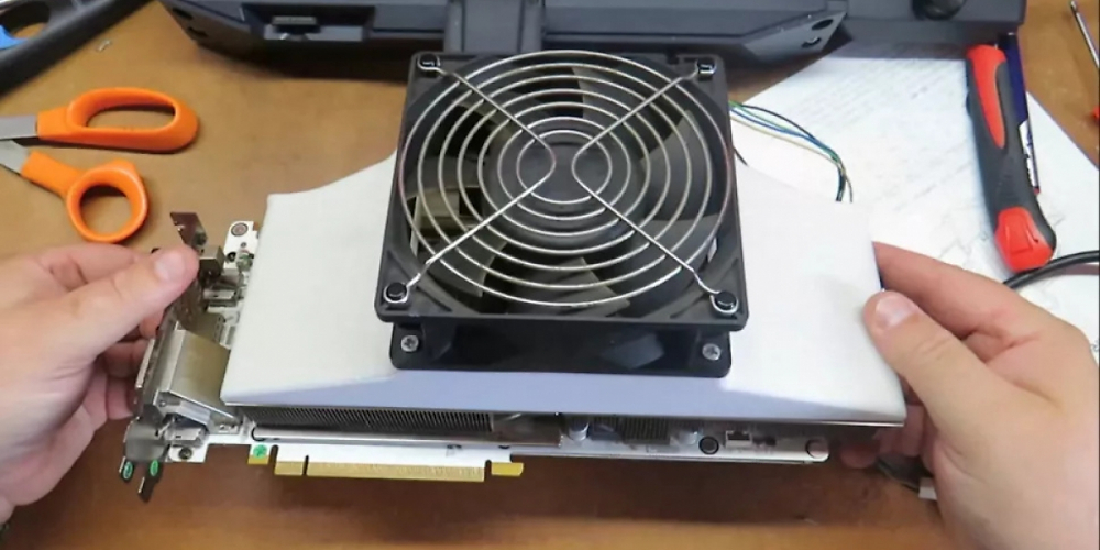 Ein Youtuber erstellte mittels 3D-Druck ein selbst angefertigtes Gehäuse, um seine Grafikkarte mit einem großen Server-Lüfter kühlen zu können.