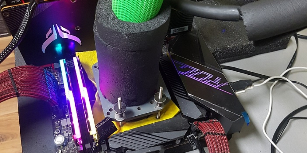PCGHX-Forumsnutzer True Monkey stellt den jüngsten OC-Weltrekord für den AMD Ryzen 7 5800X3D: Knapp 4,94 GHz konnte der User mit seiner eigens angefertigten Kühllösung erreichen.