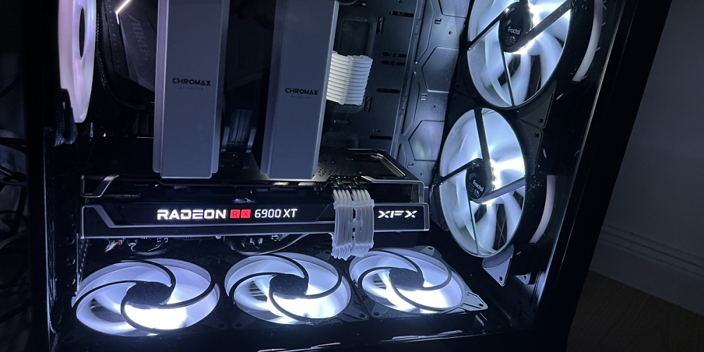 philsen89:"Bin nun endlich fertig mit meinem Setup, heute den neuen CPU-Kühler installiert. Gekühlt wird damit ein 5800x3d - Gehäuse ist das fantastische Fractal Torrent."&nbsp; (3)