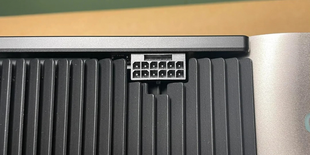 Im Internet ist ein Bild der Geforce RTX 4090 Founders Edition mit neuem Stecker aufgetaucht.