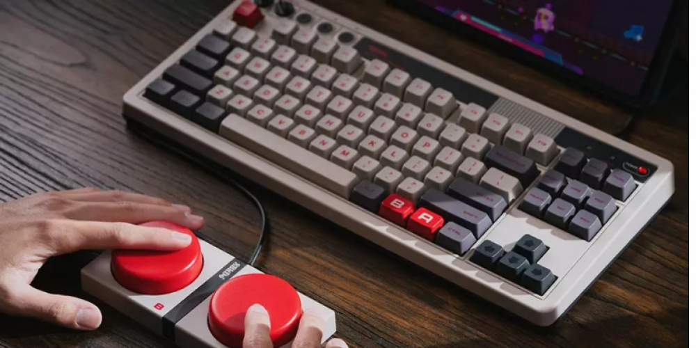 8BitDo Retro Mechanical Keyboard: Gaming-Tastatur im NES-Design mit zwei Riesenknöpfen