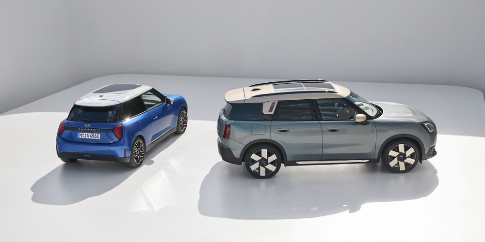Mini Cooper 3 Türer J01 daneben Mini Countryman U25