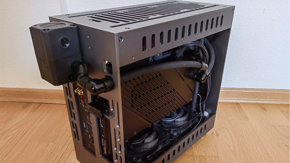 Sehenswerte Gaming-PCs: RGB als Stromfresser, RTX 4090 + passives NT, lauschiger Lüfterbaum, rostige Wahnsinns-Casemod und Level-10-Legende