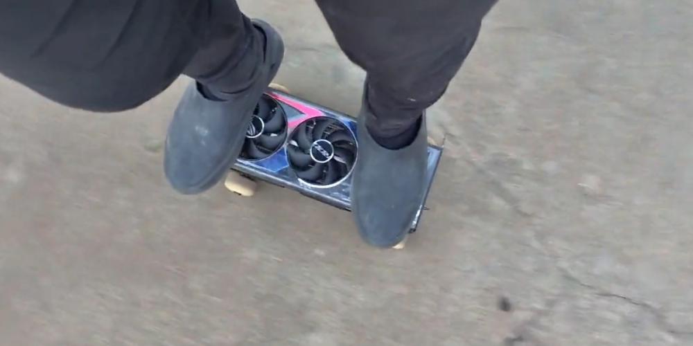 Die RTX 4090 ist unter anderem für ihre großen Dimensionen bekannt - scheinbar taugt sie so auch als Skateboard.